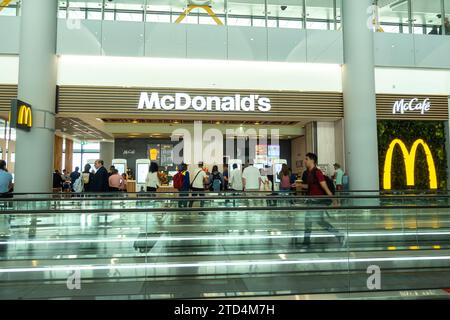 Ristorante McDonald's all'aeroporto Ist Istanbul Turchia, terminal delle partenze Foto Stock