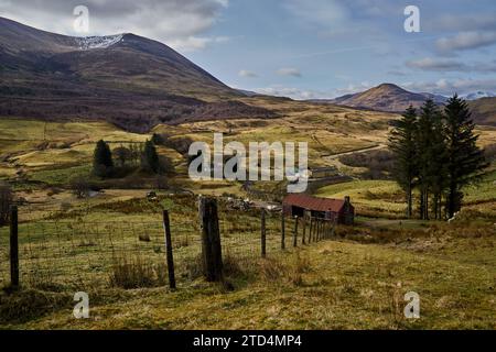Una capanna da pastore alle pendici di Blarmacfoldach, vicino a Ben Nevis, Highlands, Scozia. Foto Stock