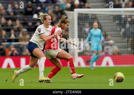 Martha Thomas (a sinistra) del Tottenham Hotspur e Victoria Pelova dell'Arsenal combattono per il pallone durante la partita di Super League femminile del Barclays al Tottenham Hotspur Stadium di Londra. Data immagine: Sabato 16 dicembre 2023. Foto Stock