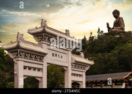 Il grande Buddha si trova a Ngong Ping, Isola di Lantau, a Hong Kong. Foto Stock