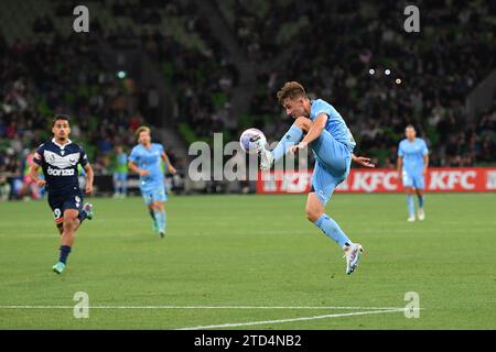 MELBOURNE, AUSTRALIA 16 dicembre 2023. Il difensore del Sydney FC Joel King(16) in azione durante la A Leagues Soccer, Melbourne Victory FC contro Sydney FC al Melbourne's AAMI Park. Credito: Karl Phillipson/Alamy Live News Foto Stock