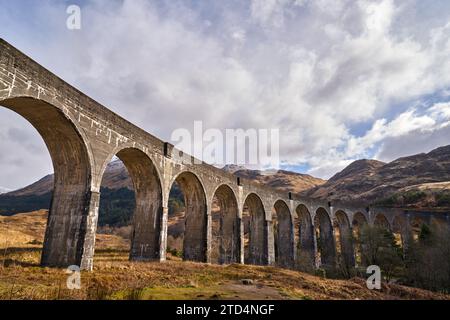 Il viadotto di Glenfinnan, Highlands, Scozia. Resa famosa dai film di Harry Potter. Foto Stock