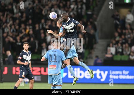 MELBOURNE, AUSTRALIA 16 dicembre 2023. Il difensore del Melbourne Victory Jason Geria (2) prende un colpo di testa e devia un angolo a Sydney durante la A Leagues Soccer, Melbourne Victory FC contro Sydney FC al Melbourne's AAMI Park. Credito: Karl Phillipson/Alamy Live News Foto Stock