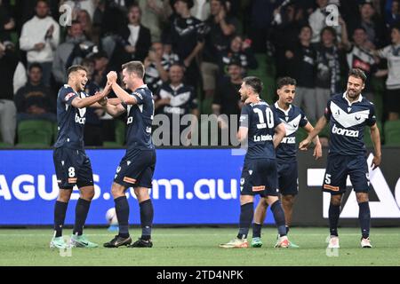 MELBOURNE, AUSTRALIA 16 dicembre 2023. Il centrocampista del Melbourne Victory Zinédine Machach (8) festeggia con i suoi compagni di squadra della Victory dopo aver segnato contro Sydney durante la A Leagues Soccer, Melbourne Victory FC contro Sydney FC al Melbourne's AAMI Park. Credito: Karl Phillipson/Alamy Live News Foto Stock