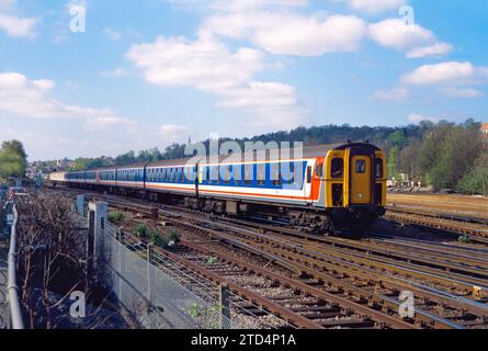 Un treno formato da tre unità multiple elettriche 4-CIG della Classe 421, guidate dal numero 1804, forma un servizio Up Connex South Central che si avvicina a Redhill il 16 aprile 1997. Foto Stock