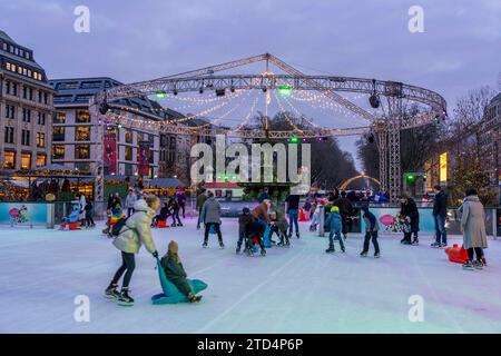 Eisbahn Kö on Ice, am Nordende der Königsallee, Weihnachtsmarkt, t in Düsseldorf, NRW, Deutschland Eisbahn Kö *** pista di pattinaggio su ghiaccio Kö on Ice, all'estremità settentrionale di Königsallee, Mercatino di Natale, t in Düsseldorf, NRW, Germania pista di pattinaggio su ghiaccio Kö Foto Stock