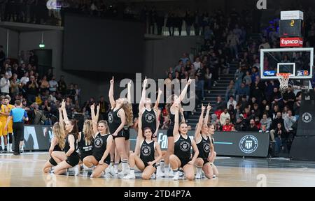 15 dicembre 2023, Amburgo: Pallacanestro: Bundesliga, giorno 11, round principale, Hamburg Towers - Walter Tigers Tübingen, nell'Arena edel-optics.de. Le cheerleader Towers in azione. Foto: Marcus Brandt/dpa Foto Stock