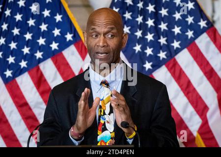 Larry Doby Jr., parla di suo padre Larry Doby, durante una cerimonia della Medaglia d'oro del Congresso in onore di Larry Doby nella Statuary Hall del Campidoglio degli Stati Uniti a Washington, DC, mercoledì 13 dicembre 2023. Nel luglio del 1947, Larry Doby fu il secondo giocatore nero a rompere la barriera cromatica del baseball e il primo giocatore nero dell'American League quando firmò con i Cleveland Indians. (LIMITAZIONE: NO Daily mail. NESSUN quotidiano o quotidiano New York o New Jersey nel raggio di 75 miglia da New York City.) Foto di Rod Lamkey / CNP/ABACAPRESS.COM Foto Stock