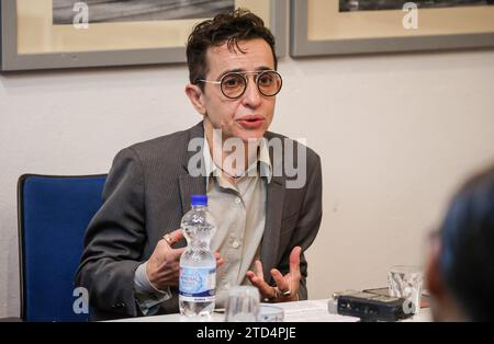 16 dicembre 2023, Brema: Masha Gessen, pubblicista statunitense, interviene alla presentazione del Premio Hannah Arendt nella sala eventi F61. L'evento originariamente previsto per venerdì con la presentazione del premio a Masha Gessen si è svolto su scala più piccola. Questa fu la reazione degli organizzatori al ritiro delle fondazioni Heinrich Böll dai governi federale e statale dalla cerimonia di premiazione al Senato di Brema. Foto: Focke Strangmann/dpa Foto Stock