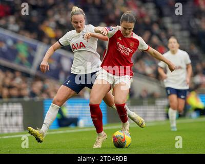 Martha Thomas (a sinistra) del Tottenham Hotspur e Lotte Wubben-Moy dell'Arsenal si scontrano per il pallone durante la partita di Super League femminile del Barclays al Tottenham Hotspur Stadium di Londra. Data immagine: Sabato 16 dicembre 2023. Foto Stock