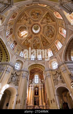 Interno in stile barocco della Basilica dell'assunzione di Maria e San Michele, restaurato dopo la distruzione della seconda guerra mondiale, a Trzemeszno, Wielkopolskie, Polonia Foto Stock