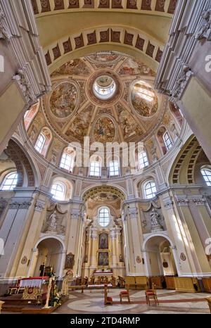 Interno in stile barocco della Basilica dell'assunzione di Maria e San Michele, restaurato dopo la distruzione della seconda guerra mondiale, a Trzemeszno, Wielkopolskie, Polonia Foto Stock