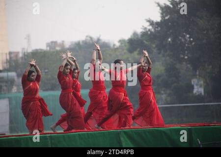 Dhaka Bangladesh 16 dicembre 2023, in occasione della grande Festa della Vittoria, gli artisti si sono esibiti danzando nel parco giochi centrale dell'Università di Dacca Foto Stock