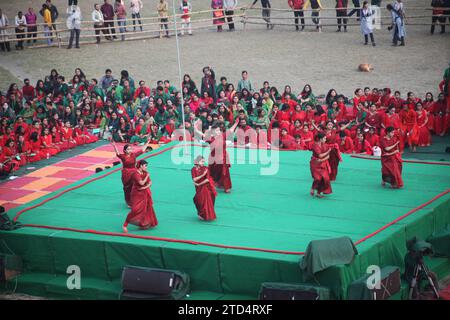 Dhaka Bangladesh 16 dicembre 2023, in occasione della grande Festa della Vittoria, gli artisti si sono esibiti danzando nel parco giochi centrale dell'Università di Dacca Foto Stock