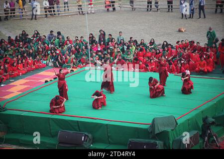 Dhaka Bangladesh 16 dicembre 2023, in occasione della grande Festa della Vittoria, gli artisti si sono esibiti danzando nel parco giochi centrale dell'Università di Dacca Foto Stock