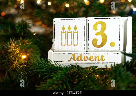 16 dicembre 2023: Cubo di calendario con iscrizione 3° Avvento in un albero di Natale FOTOMONTAGE *** Kalenderwürfel mit Aufschrift 3. Avvento in einem Weihnachtsbaum FOTOMONTAGE Foto Stock