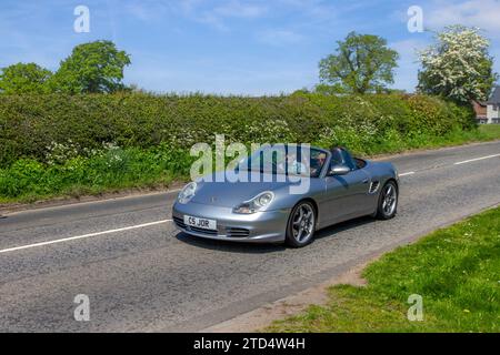 2004 Silver Porsche Boxster 24V Anniversary Edition 3179 cc benzina 6 velocità, auto sportiva manuale; vintage, motori classici restaurati, collezionisti di automobili appassionati di motori, storiche auto d'epoca che viaggiano nel Cheshire, Regno Unito Foto Stock