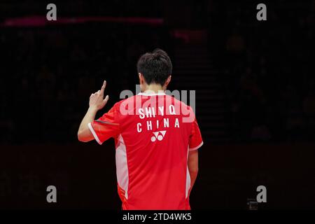 (231216) -- HANGZHOU, 16 dicembre 2023 (Xinhua) -- gesti di Shi Yuqi durante il match di semifinale maschile tra Shi Yuqi della Cina e Jonatan Christie dell'Indonesia alle finali del BWF World Tour 2023 a Hangzhou, nella provincia dello Zhejiang della Cina orientale, 16 dicembre 2023. (Xinhua/Sun Fei) Foto Stock