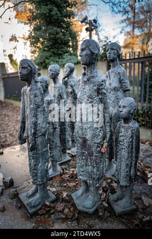 Berlin Mitte , Denkmal für das ehemalige jüdische Altenheim am jüdischen Friedhof, Große Hamburger Straße. Denkmal von Will Lammert - 16.12.2023 Berlino *** Berlin Mitte , Monumento all'ex casa di riposo ebraica presso il cimitero ebraico, Große Hamburger Straße Monumento di Will Lammert 16 12 2023 Berlino Foto Stock