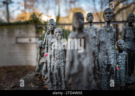 Berlin Mitte , Denkmal für das ehemalige jüdische Altenheim am jüdischen Friedhof, Große Hamburger Straße. Denkmal von Will Lammert - 16.12.2023 Berlino *** Berlin Mitte , Monumento all'ex casa di riposo ebraica presso il cimitero ebraico, Große Hamburger Straße Monumento di Will Lammert 16 12 2023 Berlino Foto Stock