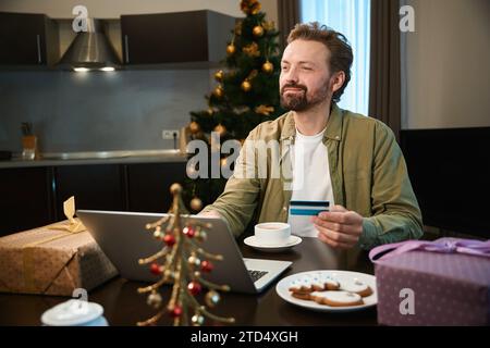 Uomo che fa acquisti online con carta di credito per pagare online Foto Stock