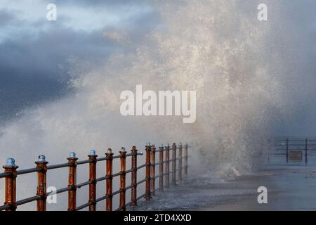 Grosvenor Breakwater, Heysham, Lancashire, 16 dicembre 2023 Waves Breaking over the breakwater at high Tidal Credit: PN News/Alamy Live News Foto Stock