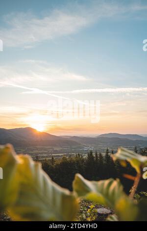 Il tramonto illumina la valle intorno a Radhost, le montagne di Beskydy, Repubblica Ceca. Incantevole natura dell'Europa centrale. Foto Stock