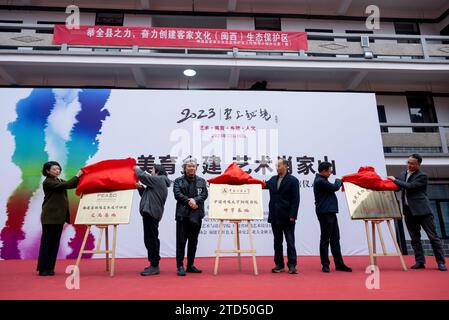 (231216) -- SANMING, 16 dicembre 2023 (Xinhua) -- la base di ricerca per l'educazione estetica Xiaojiashan e un museo del patrimonio culturale immateriale aperto nel villaggio Xiaojiashan di Sanming City, provincia del Fujian della Cina sudorientale, 16 dicembre 2023. Per utilizzare le sue risorse territoriali, Xiaojiashan Village ha introdotto risorse accademiche di qualità per costruire una base di ricerca sull'educazione estetica. La base sarà dotata di una squadra operativa in futuro per svolgere al meglio le sue funzioni. (Xinhua/Wei Peiquan) Foto Stock