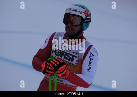 Vincent Kriechmayr (AUT) gareggia durante la Coppa del mondo di sci alpino Audi FIS, menÂ&#x80;&#x99;s Downhill Race sul Saslong Slope in Val Gardena il 16 dicembre 2023, Val Gardena, Bolzano, Italia. Foto Stock