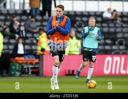 Craig Forsyth della contea di Derby si riscalda prima della partita della Sky Bet League One al Pride Park Stadium, Derby. Data immagine: Sabato 16 dicembre 2023. Foto Stock