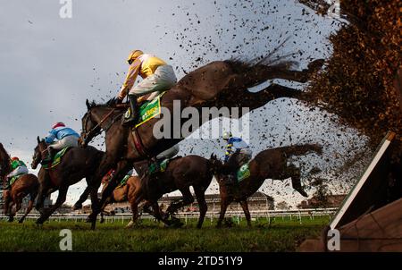 Doncaster, Regno Unito. 16 dicembre 2023. Doncaster, Regno Unito, sabato 16 dicembre 2023. Glory and Honour e Jonathan England vincono il Bet365 Novices' Limited handicap Steeple Chase per l'allenatore Sam England e i proprietari Ursa Ellerby & Partner. Credito immagini equine JTW / Alamy Live News credito: Immagini equine JTW/Alamy Live News Foto Stock