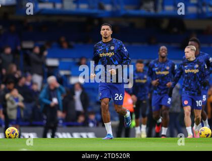 16 dicembre 2023; Stamford Bridge, Chelsea, Londra, Inghilterra: Premier League Football, Chelsea contro Sheffield United; Levi Colwill del Chelsea Warming Up Foto Stock