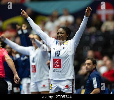 Herning, Danimarca, 15 dicembre 2023: Grace Zaadi Deuna (10 Francia) festeggia dopo aver segnato il punteggio durante la semifinale del Campionato del mondo femminile IHF 2023 tra Svezia e Francia al Jyske Bank Boxen di Herning, Danimarca (Ane Frosaker / SPP) credito: SPP Sport Press Photo. /Alamy Live News Foto Stock