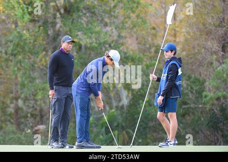 ORLANDO, FL - Tiger guarda il putt del figlio Charlie Woods durante la gara pro-am del campionato PNC al Ritz-Carlton Golf Club di Orlando. (Foto di Rick Munroe/Sipa USA) Foto Stock