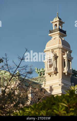 Monaco, Monte-Carlo, 21 ottobre 2022: Torre del Casinò Monte-Carlo al tramonto, vita ricca, famoso punto di riferimento, pini, cielo blu Foto Stock