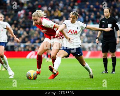 Londra, Regno Unito. 16 dicembre 2023. Londra, Inghilterra, 16 dicembre 2023: Alessia Russo (23 Arsenal) e Celin Bizet Ildhusoy (14 Tottenham) durante la partita di Barclays fa Womens Super League tra Tottenham Hotspur e Arsenal al Tottenham Hotspur Stadium di Londra, Inghilterra. (Jay Patel/SPP) credito: SPP Sport Press Photo. /Alamy Live News Foto Stock