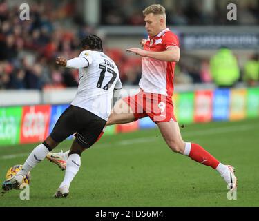 Sam Cosgrove #9 di Barnsley affronta Tayo Edun #17 del Charlton Athletic durante la partita della Sky Bet League 1 Barnsley vs Charlton Athletic a Oakwell, Barnsley, Regno Unito, 16 dicembre 2023 (foto di Alfie Cosgrove/News Images) Foto Stock