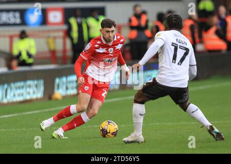 Corey o'Keeffe #22 di Barnsley rompe con la palla come Tayo Edun #17 del Charlton Athletic Pressure durante la Sky Bet League 1 Match Barnsley vs Charlton Athletic a Oakwell, Barnsley, Regno Unito, 16 dicembre 2023 (foto di Alfie Cosgrove/News Images) a Barnsley, Regno Unito il 12/16/2023. (Foto di Alfie Cosgrove/News Images/Sipa USA) Foto Stock