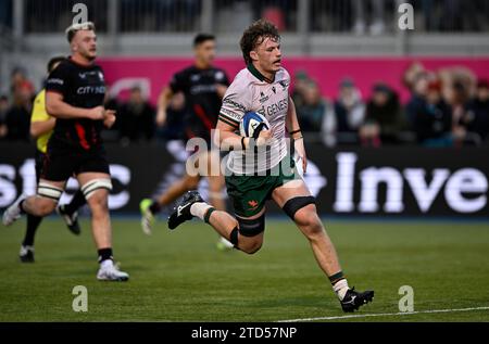 Barnet. Regno Unito. 16 dicembre 2023. EPCR Challenge Cup. Saracens V Connacht Rugby. Stonex Stadium. Barnet. PROVA. Cian Prendergast (Connacht) corre per segnare l'ultima (quinta) meta per il Connacht durante il Saracens V Connacht Rugby EPCR Investec Champions Cup, round 2, pool 1 partita di rugby. Credito: Sport in Pictures/Alamy Live News Foto Stock