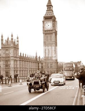 Sepia Tone Entrant 179 1903 Panhard et Levassor sul Westminster Bridge di Londra per la corsa automobilistica Veteran Car Run di Brighton Foto Stock