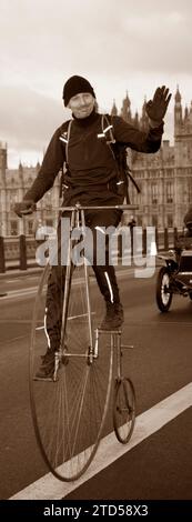 Ciclista Sepia Tone, partecipante Penny-Farthing sul Westminster Bridge di Londra, fino alla Brighton Veteran Car Run Foto Stock