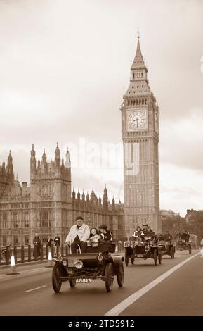 Sepia Tone Entrant 281 1904 Oldsmobile sul Westminster Bridge di Londra fino alla corsa Veteran Car Run di Brighton Foto Stock
