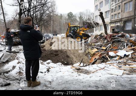 15 dicembre 2023, Kiev, Ucraina: I lavoratori comunali riempiono un cratere creato dall'esplosione di un missile balistico russo a Kiev. Almeno 53 persone sono rimaste ferite nelle prime ore del 13 dicembre a causa della caduta di detriti missilistici in diversi distretti della capitale Ucraina Kiev, dopo che i sistemi di difesa aerea hanno intercettato i missili balistici russi in arrivo. (Immagine di credito: © Oleksii Chumachenko/SOPA Images via ZUMA Press Wire) SOLO USO EDITORIALE! Non per USO commerciale! Foto Stock