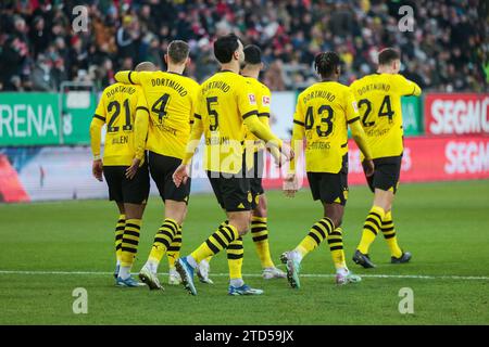 16.12.2023, Fussball, Saison 2023/2024, 1. Bundesliga, 15 anni. Spieltag, FC Augsburg - Borussia Dortmund, Die Spieler des BVB bejubeln das Tor zum 1: Durch Donyell Malen (Borussia Dortmund), foto: Dennis Ewert/RHR-FOTO Foto Stock