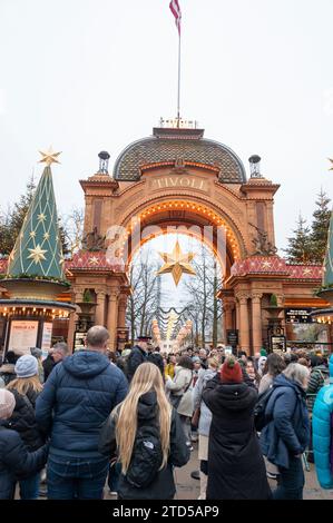 Grandi folle si riuniscono all'ingresso principale dei Giardini di Tivoli come parte del Julemarked (mercato di Natale) a Copenaghen, Danimarca. Foto Stock