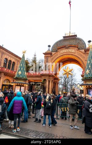 Grandi folle si riuniscono all'ingresso principale dei Giardini di Tivoli come parte del Julemarked (mercato di Natale) a Copenaghen, Danimarca. Foto Stock