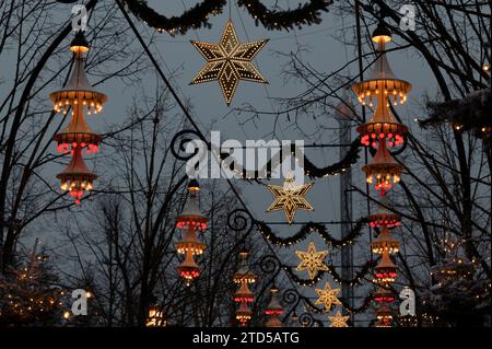 Luci natalizie sospese lungo uno degli ampi sentieri dei Giardini di Tivoli. Fa parte del Julemarked (mercato di Natale) a Copenh Foto Stock