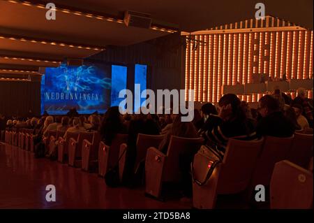 Il pubblico alla sala concerti (Koncertsalen) in attesa dell'inizio dello spettacolo di balletto della regina delle nevi (Snedronningen) nei giardini di Tivoli Foto Stock