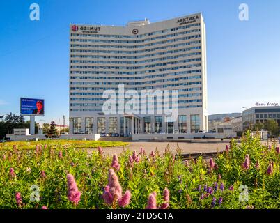 Murmansk, Russia - 09 agosto 2021: Vista dell'hotel 'Azimut' nella città di Murmansk Foto Stock