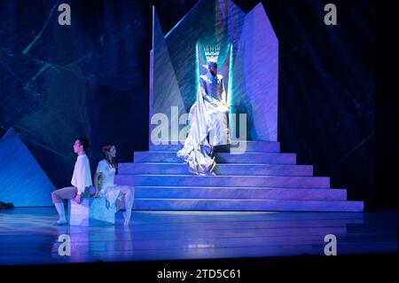 La malvagia Regina delle nevi sul suo trono con Kay e Gerda seduti durante una performance di balletto della Regina delle nevi (Snedronningen). Si tenne al Tivol Foto Stock